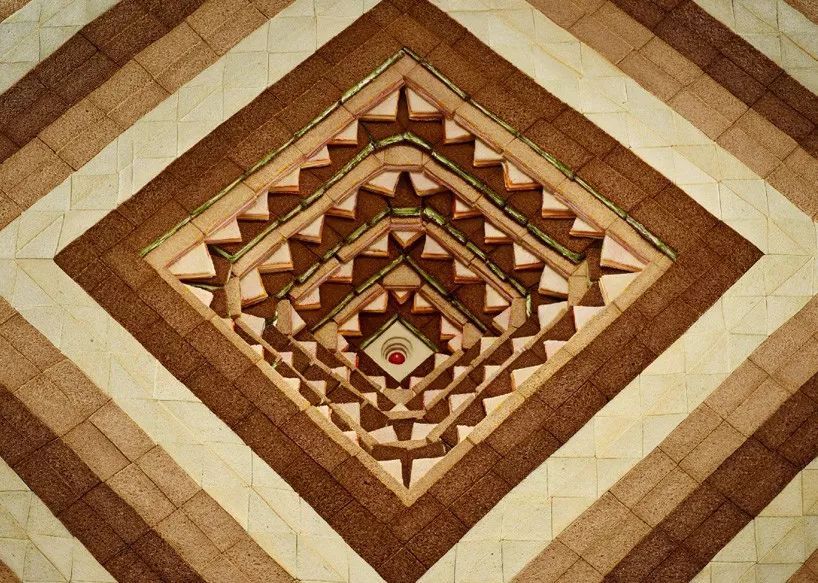 【设计师】物体排列之美，这个摄影师用大量食物堆成建筑，看起来