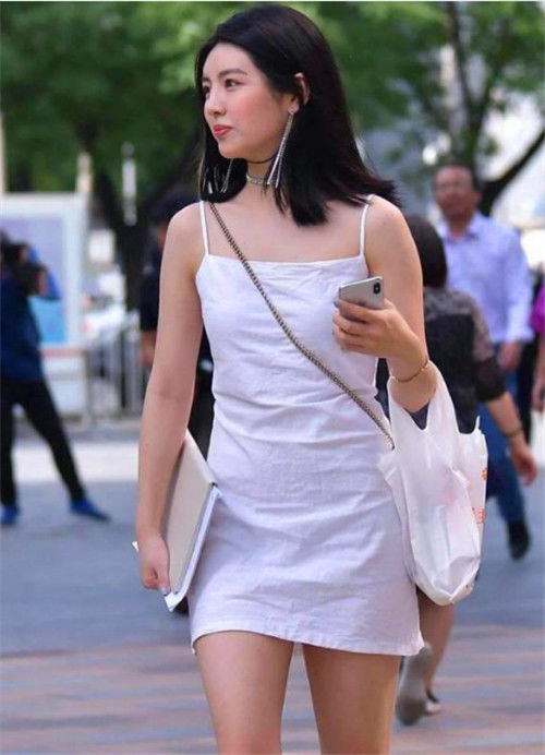 『风采』街拍:身姿婀娜的美女,身穿吊带连衣裙,尽显时尚风采
