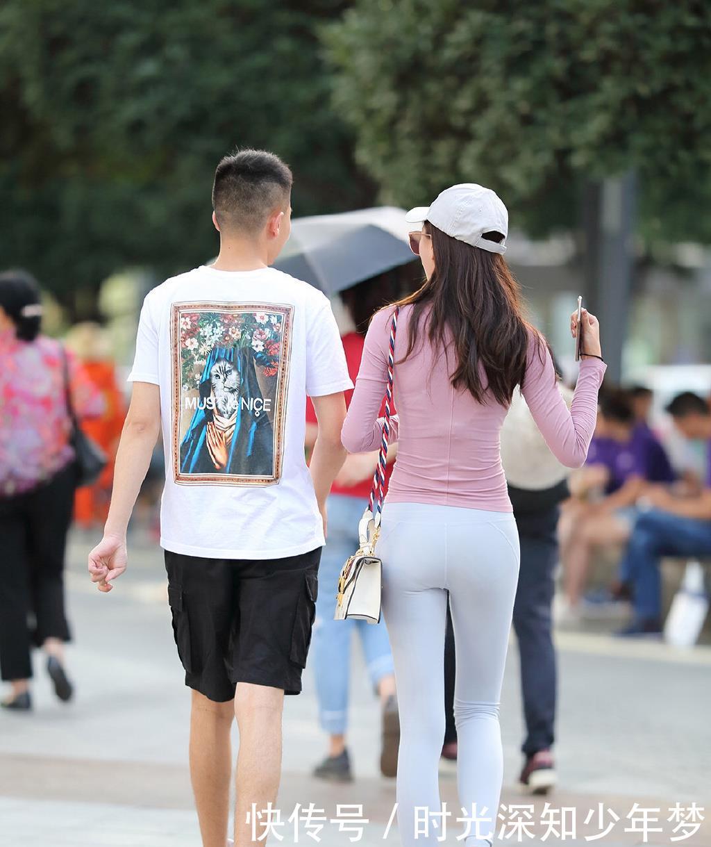 淋漓尽致■紧身裤把美女身材凸显得淋漓尽致