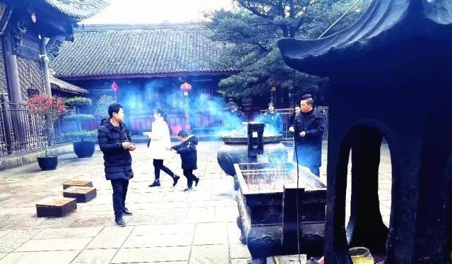 这座寺庙太“稀罕”：闻名全国，却不收门票，门口可免费领3支香