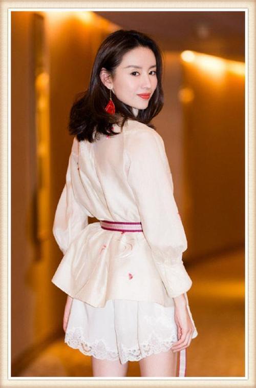 当38岁董洁遇上30岁王子文，同穿刺绣装，董洁完胜