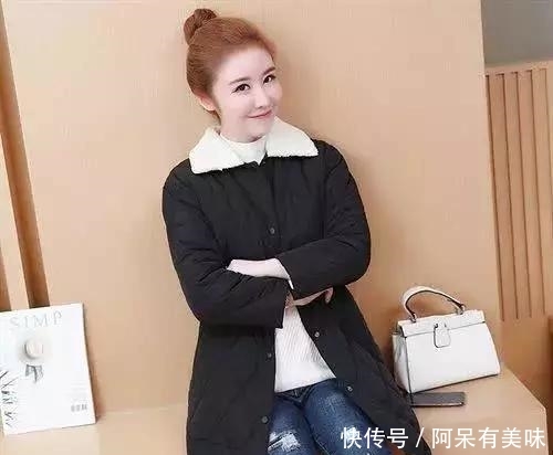 「迷人」再见了,呢子大衣!过年穿:羊羔毛外套+烟管裤,时髦美嫩特迷人