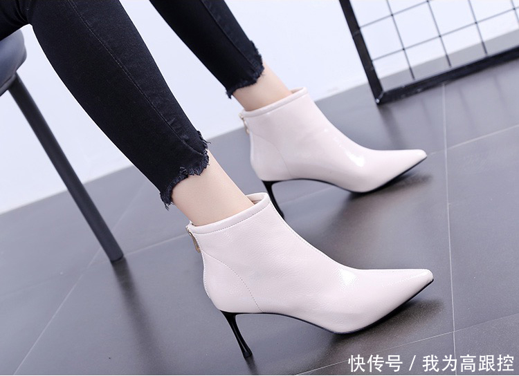 走线精致的没有任何装饰的短靴高跟鞋