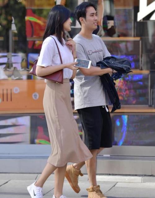  『面带微笑』街拍：面带微笑的小姐姐，一件粉色短袖配白色短裤，青春靓丽迷人