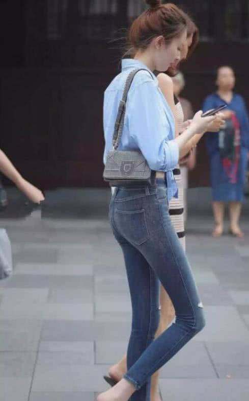 牛仔裤让你的身材更出众，曲线曼妙，还没有三角区的烦恼！