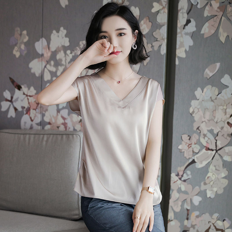 去趟香港，53岁老妈连买三件真丝裙，上身高贵优雅，看像30岁