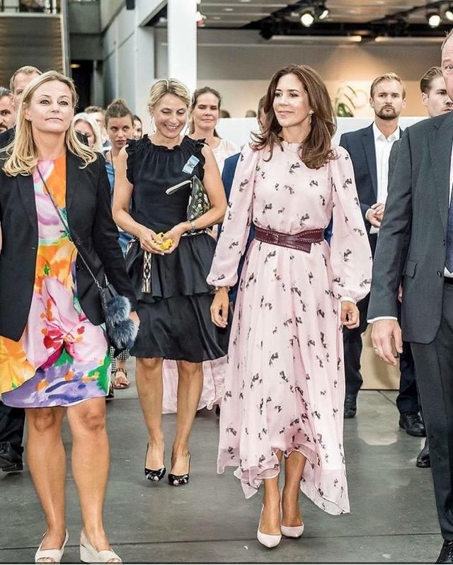 丹麦王储妃参加时尚活动，印花裙很有女神范，优雅赶超凯特王妃