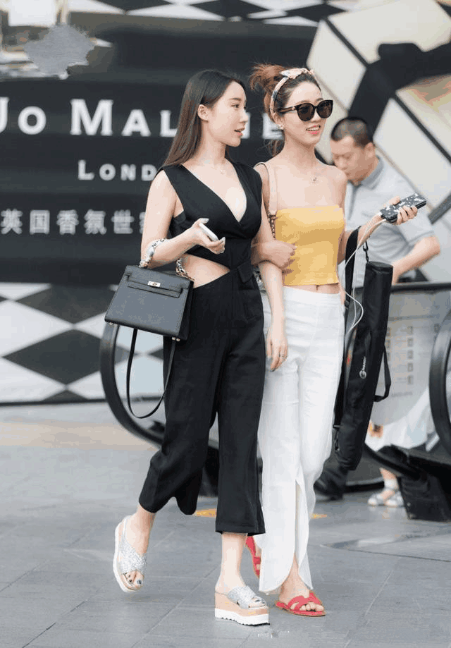 街拍：炎热夏季，包臀裙和紧身裤哪个更好看？