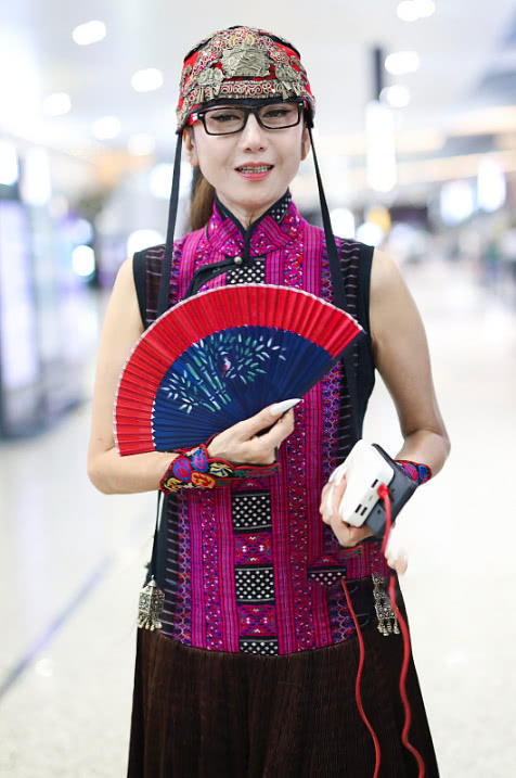 60岁杨丽萍红色民族风，高颜值帽真吸睛！网友：看着不过20岁