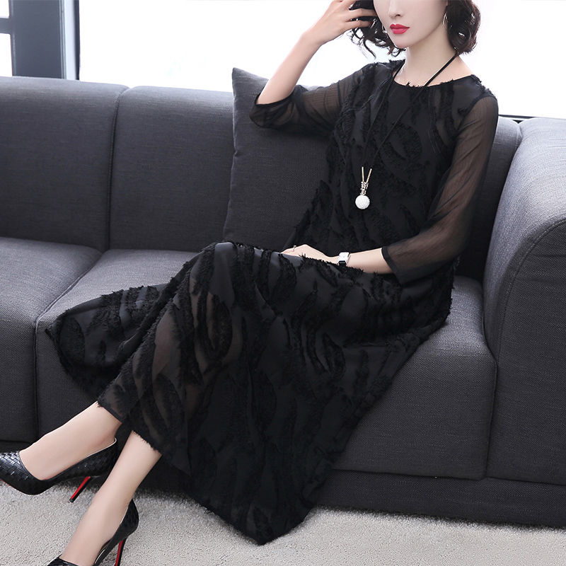 从不穿裙子的51岁老婆，今秋换上了欧货秋裙，惊艳众人，忒美嫩