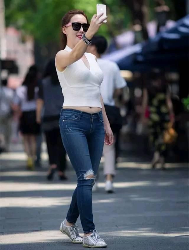 街拍路人，三款不一样的鞋子穿搭对比，在夏天拖鞋明显更受人喜爱