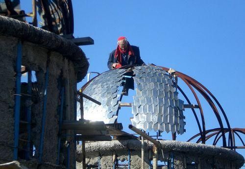 他用半个世纪捡来的垃圾建成教堂，不用起重机，仅凭双手创造奇迹