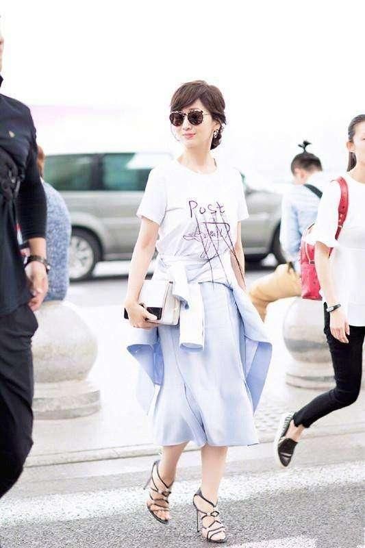 上半身少女,下半身大妈46岁杨钰莹机场秀还不如年过六旬的赵雅芝