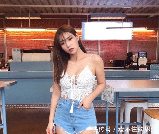 『穿搭』白色上衣真休闲,只适合年龄20岁的人穿,确实很青春靓丽?