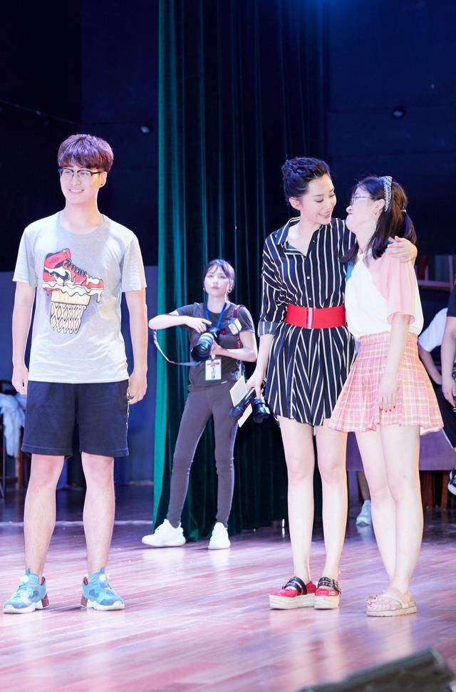 许晴真是会玩，把白色长靴当裤子穿，裤子是省了但看着好热啊！