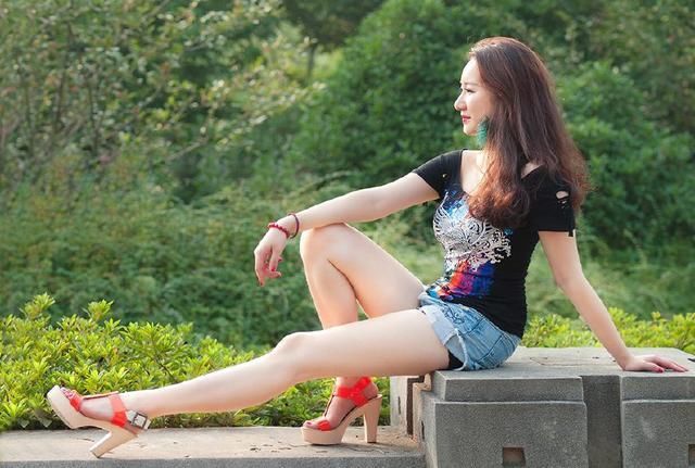 女人如水，美丽如花，气质优雅，千娇百媚，温柔淑贤，风情万种