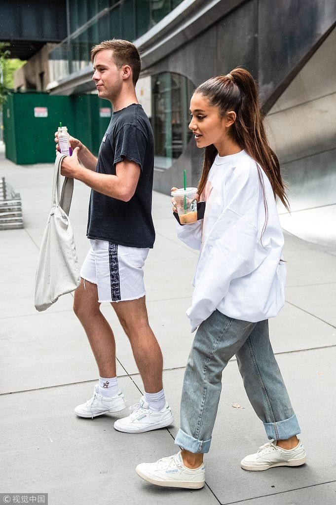 A妹与男友穿同款情侣衫甜蜜出街 装扮休闲笑容甜美无奈身材五五开