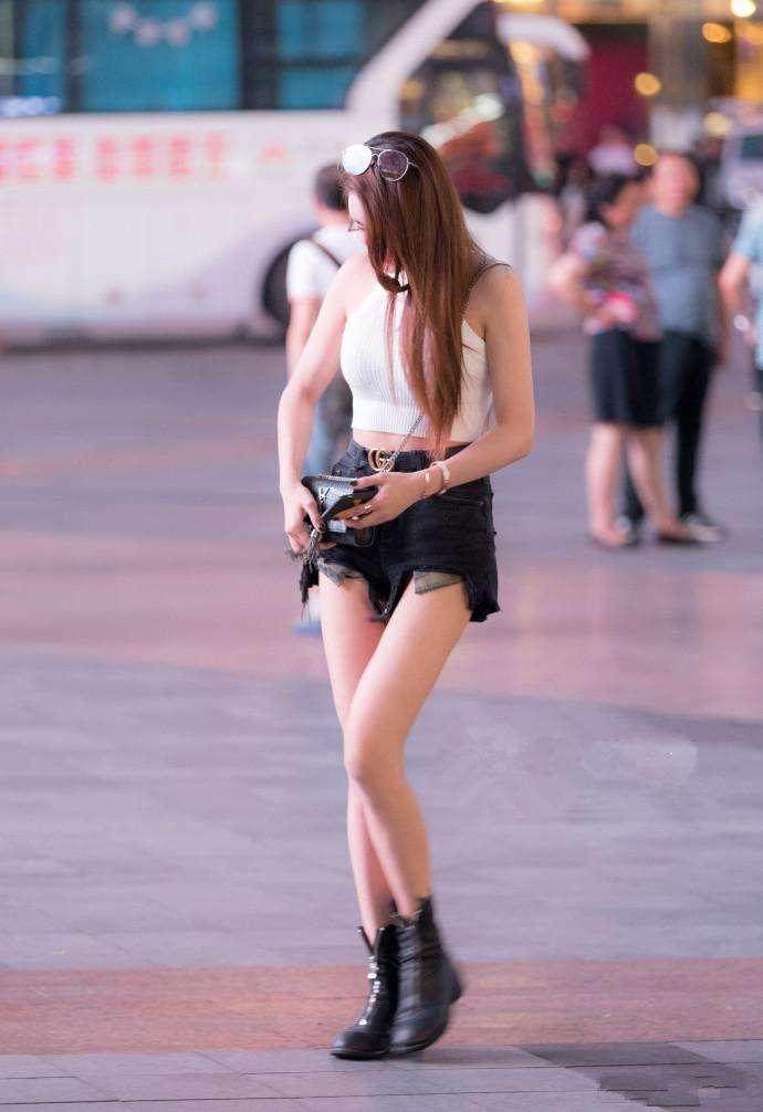 街拍:深蓝色的蕾丝长裙,成熟小姐姐一般小伙子不会欣赏!