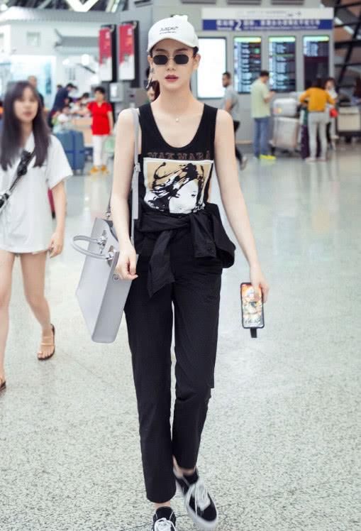 时尚辣妈戚薇穿背心亮相，身材扁平不分正反面，难怪人称七哥!