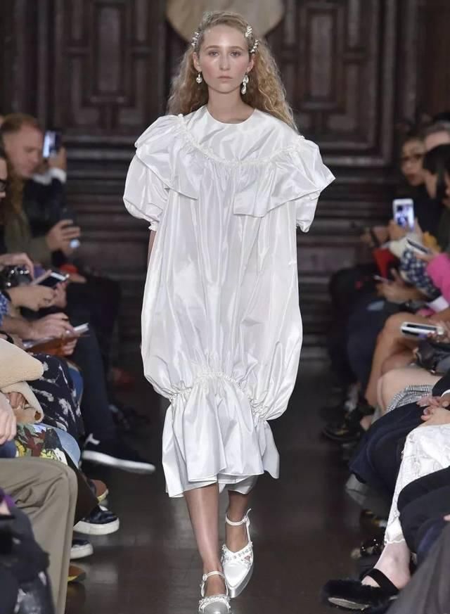 『穿着』只要穿着Simone Rocha,就可以一直做少女哦