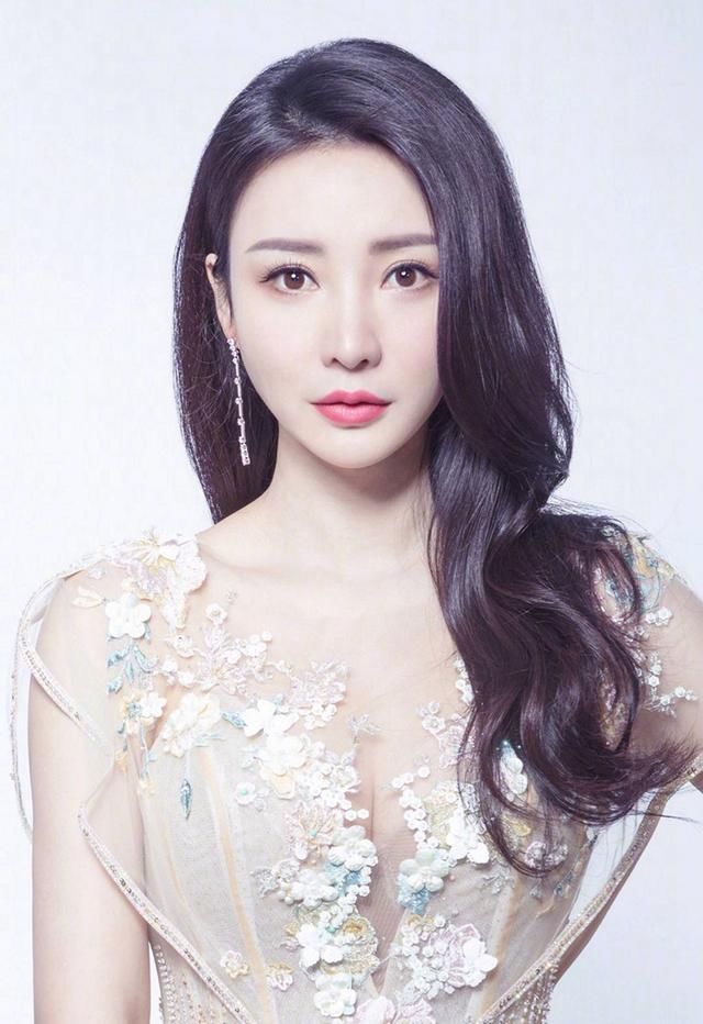 柳岩张柏芝都是80年出生的女星，同穿金色连衣裙，哪位女神更美?