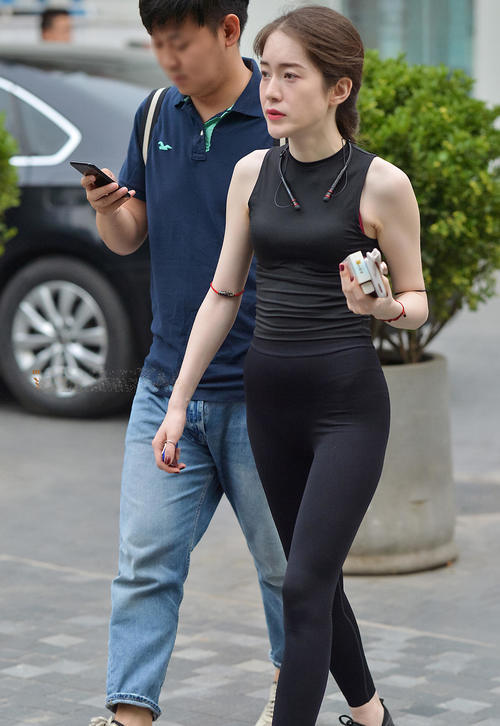 气质小姐姐运动装很有爆发力，黑色紧身裤紧绷的线条很迷人