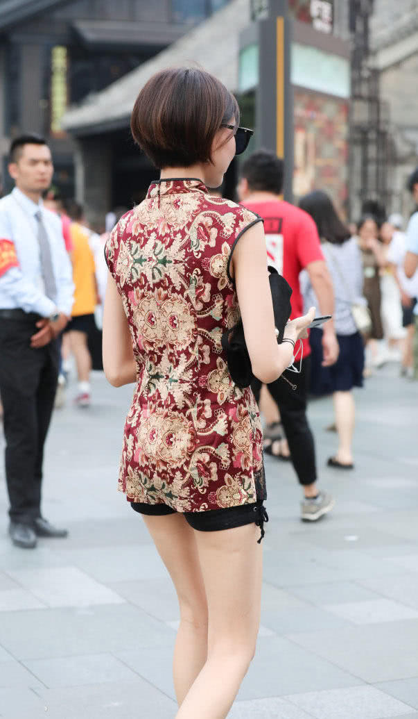 短发小姐姐穿超短旗袍裹出曼妙身姿，浑圆饱满的臀线很有韵味