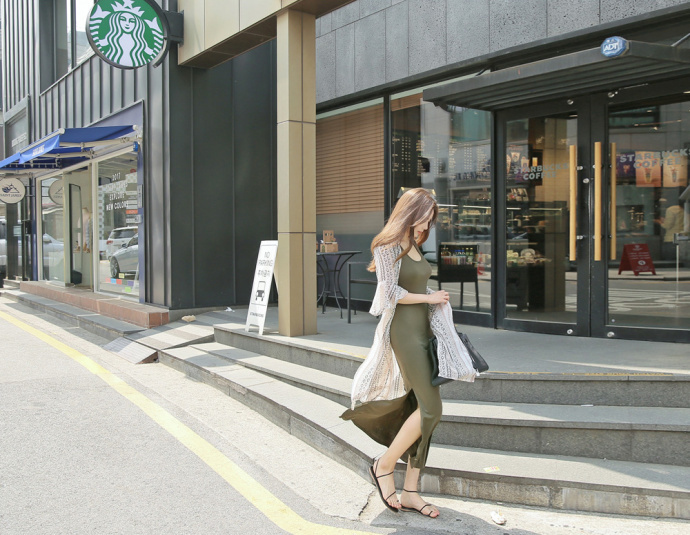 街拍：图5小姐姨一身黑色连衣裙，凸显现代女性的优美曲线!