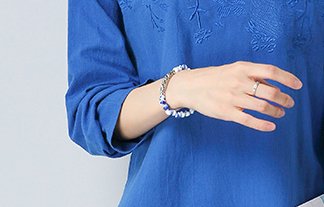 自从老妈买2件棉麻衫，连旗袍都不穿了，好看又减龄，都夸她洋气