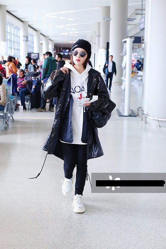 阚清子一袭黑色V领长裙撞衫马苏，相差7岁差距太大网友：没法比