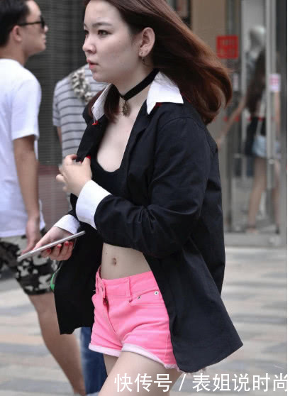 20岁小姐姐长的有点着急，小热裤包裹浑圆翘臀，舒爽的露脐装真是