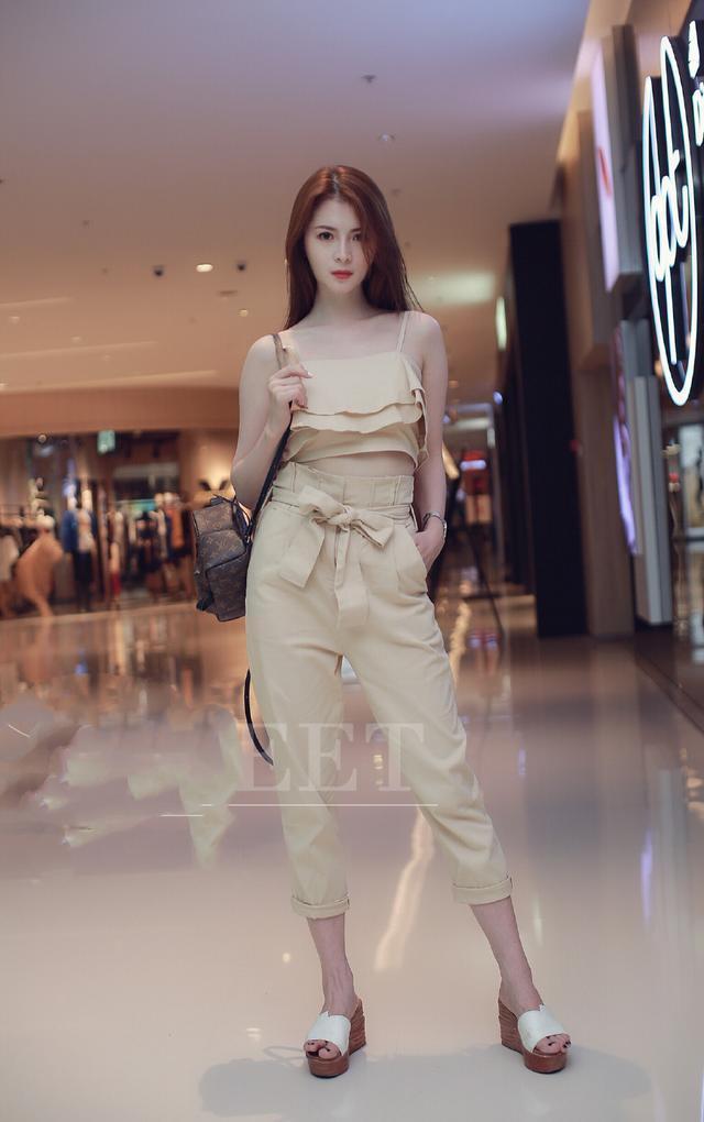 街拍：美女们个个都是“小腰精”，好身材一览无余