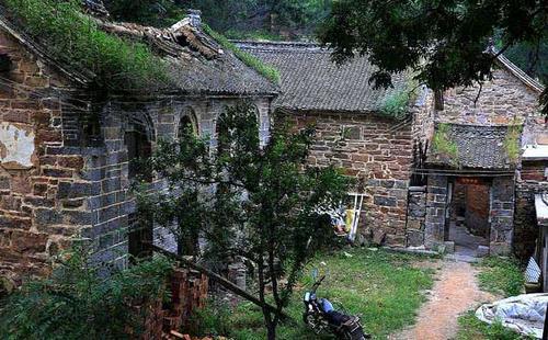 身处悬崖峭壁上的村庄，当地的村民纯手工打造横穿山脉的公路