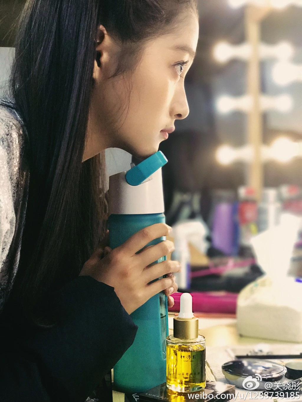 关晓彤跟鹿晗从日本回来，眼袋竟袋消失了？！难道是假眼袋？