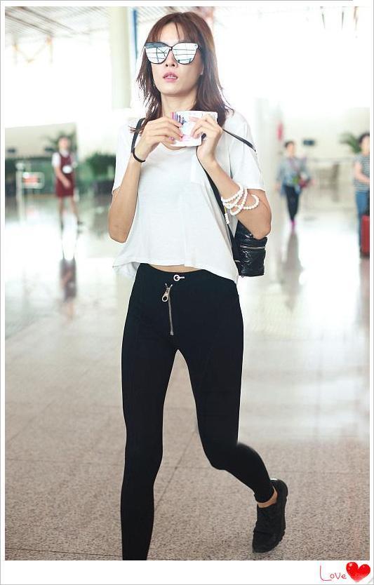 张蓝心不得了!紧身裤竟玩起了“拉链外露”!网友:要撑破了!