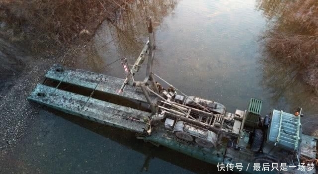  [无人机]俄军工程兵团架设重型机械化桥无人机从独特角度拍摄架桥过程