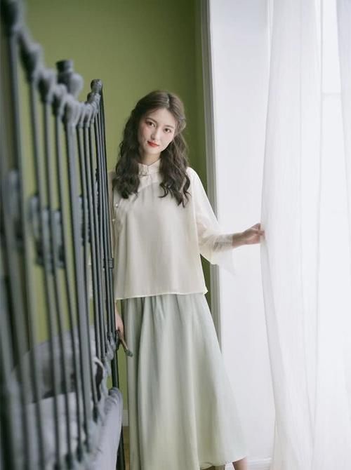  「女生」身高不足160的女生，开春建议“中式上衣＋半裙”，清纯减龄又显高