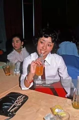  「有钱人」1987年中国老照片：图4有钱人才能消费、图8逐渐消失