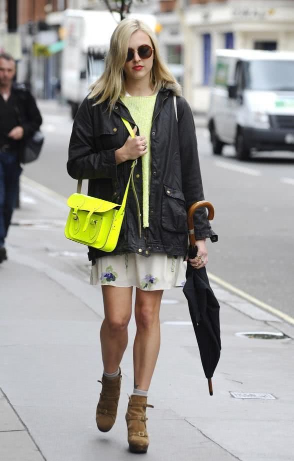  『剑桥包可以』丢掉你的双肩包吧，太土！2020年流行背“剑桥包”，时髦又百搭