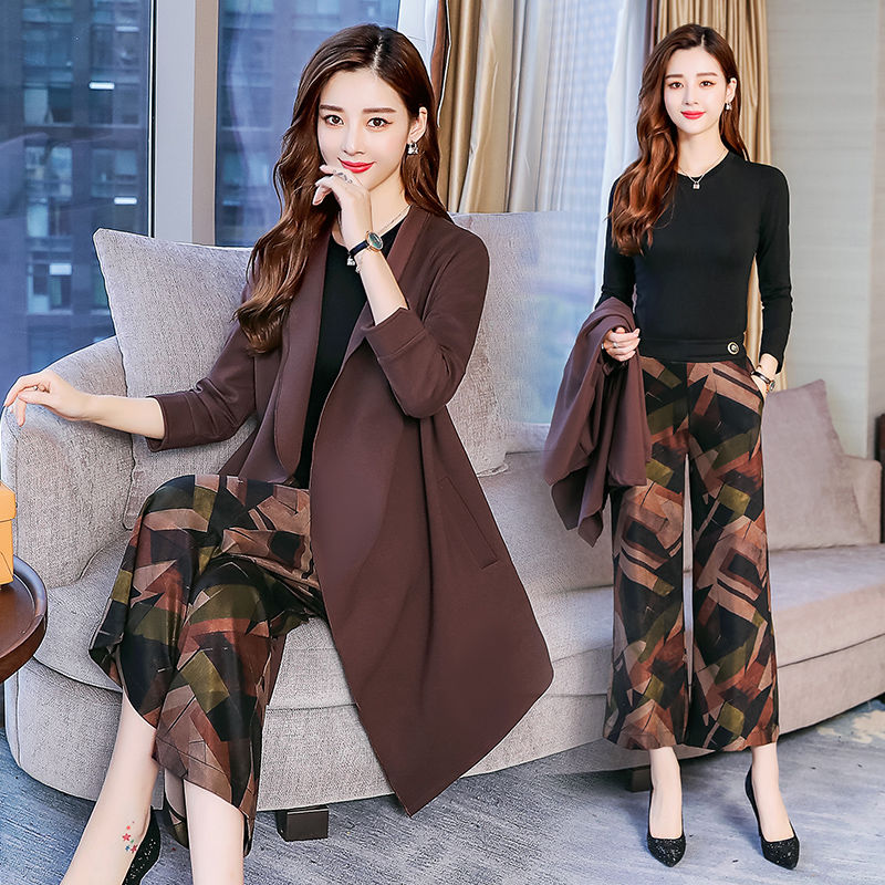 如今的女人，都备上几款这样的秋装，上身比连衣裙洋气大牌，美绝