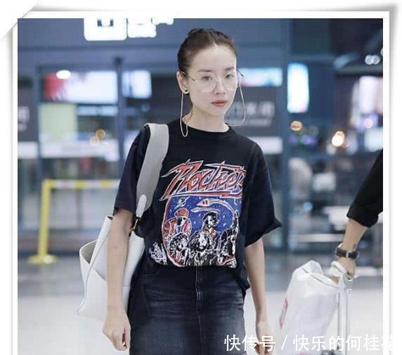 董洁也太瘦了，这么窄的裙子都能硬塞进去，但大腿间距宽得好尴尬