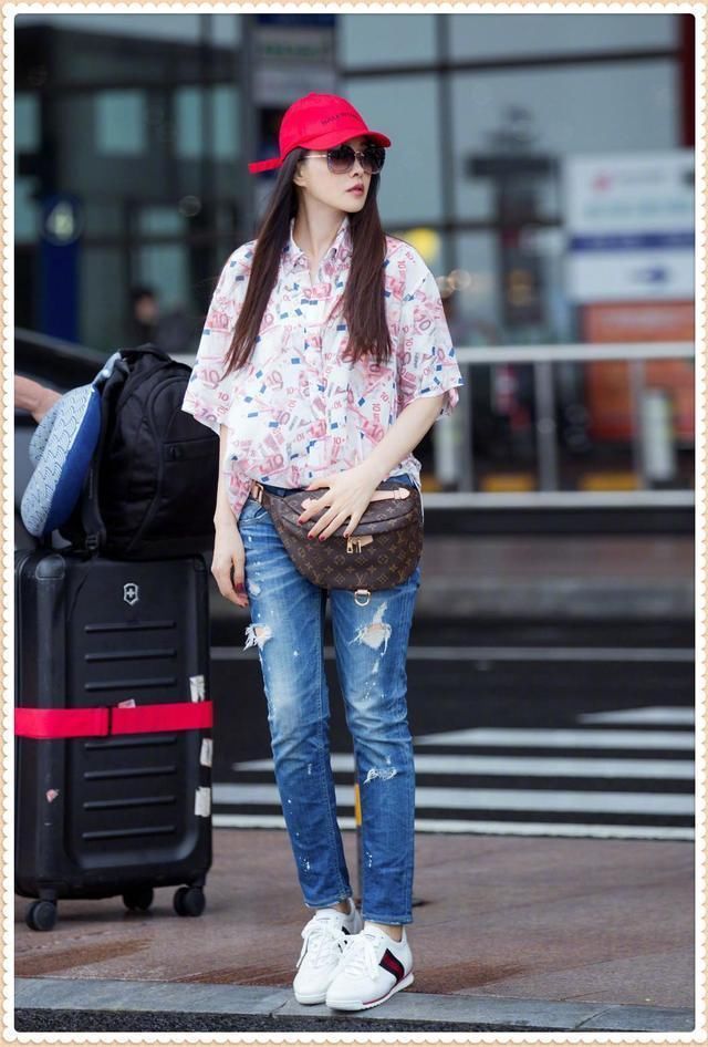 本以为穿粉色印花衫的伊能静已经够美了，但看到江疏影，我沉默了