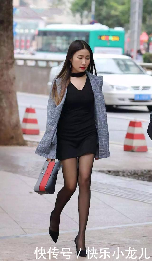  [显高]一双一字带的高跟鞋，让她看上去更加的显高，充满着无限的魅力