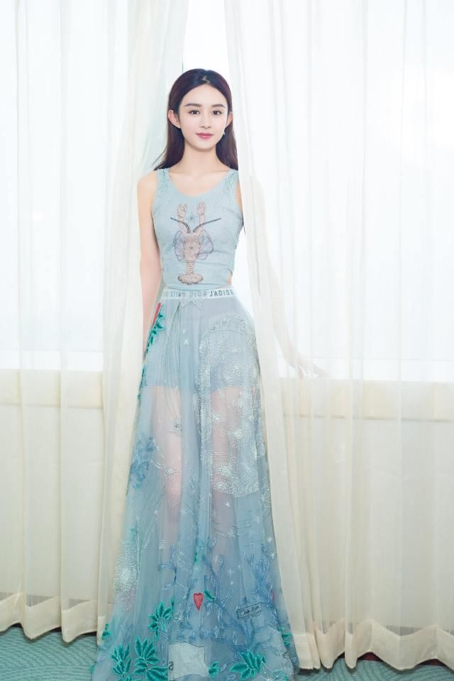 很多女星选择在出席活动的时选择镂空装，蒋欣性感，姓张的她最美