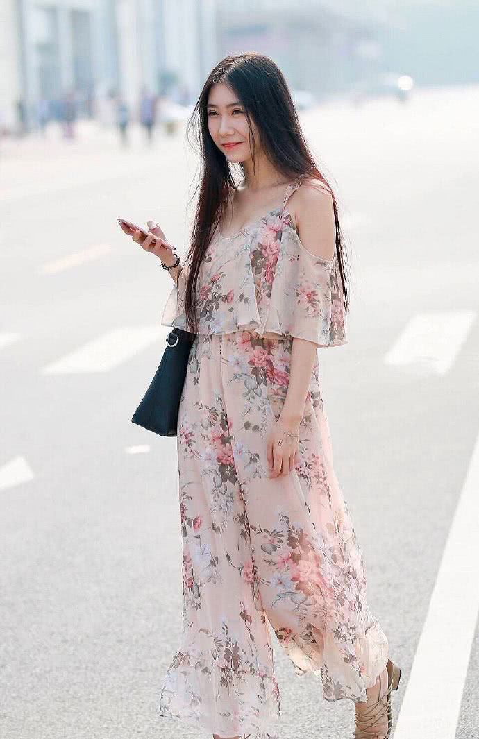 小姐姐身穿雪纺吊带衣，清爽轻盈，迷人的笑容很有女神范！