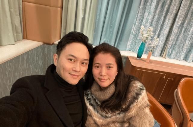  「单品」袁咏仪难得浓妆红唇，穿皮裙霸气走贵妇路线，撩起头发太显发际线