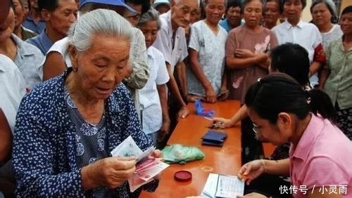  「土地确权」在农村, 家家该有2个证, 给30万都不会换, 没有的找