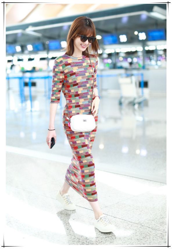 看了毛晓彤格纹裙，再看白百何，网友：甜美与妩媚的差距一目了然