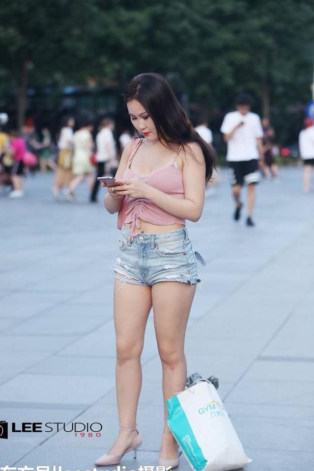 姑娘的东西拿的有点多，可能是拿不动了