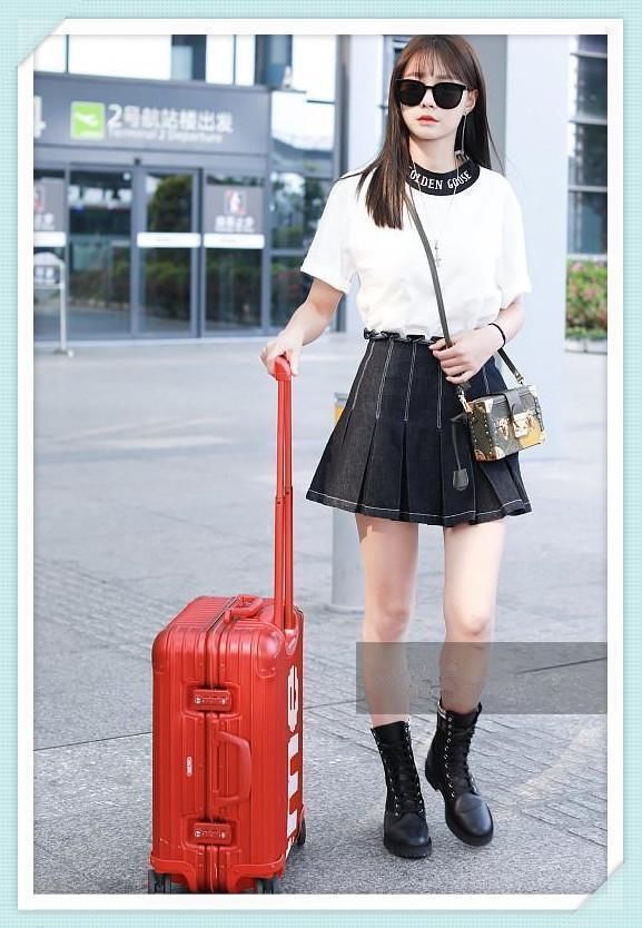 吴昕沈梦辰机场秀，一个潮到飞起，一个土到掉渣，网友:相差太大